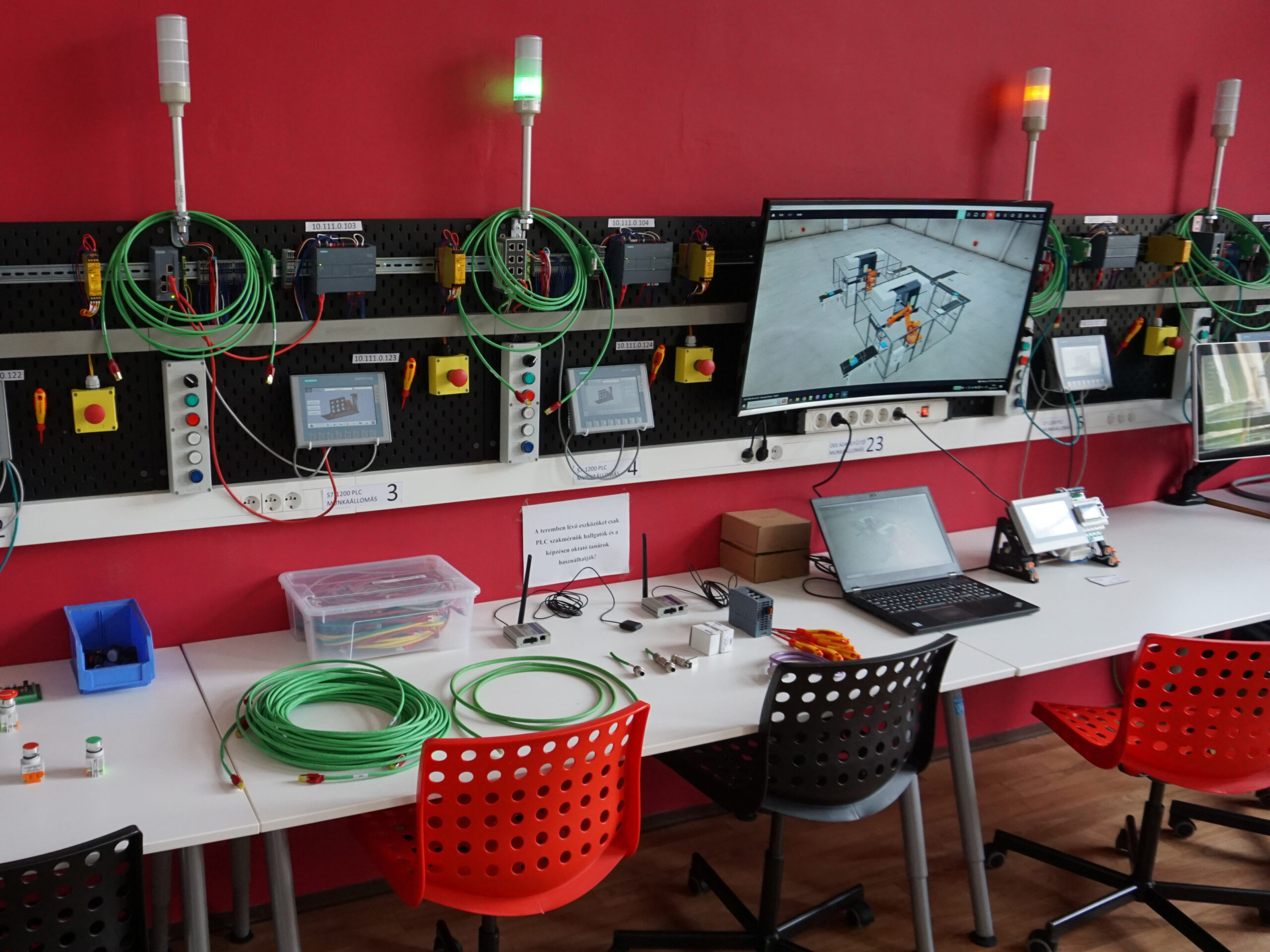 Átadásra került az új PLC labor a Bánkin