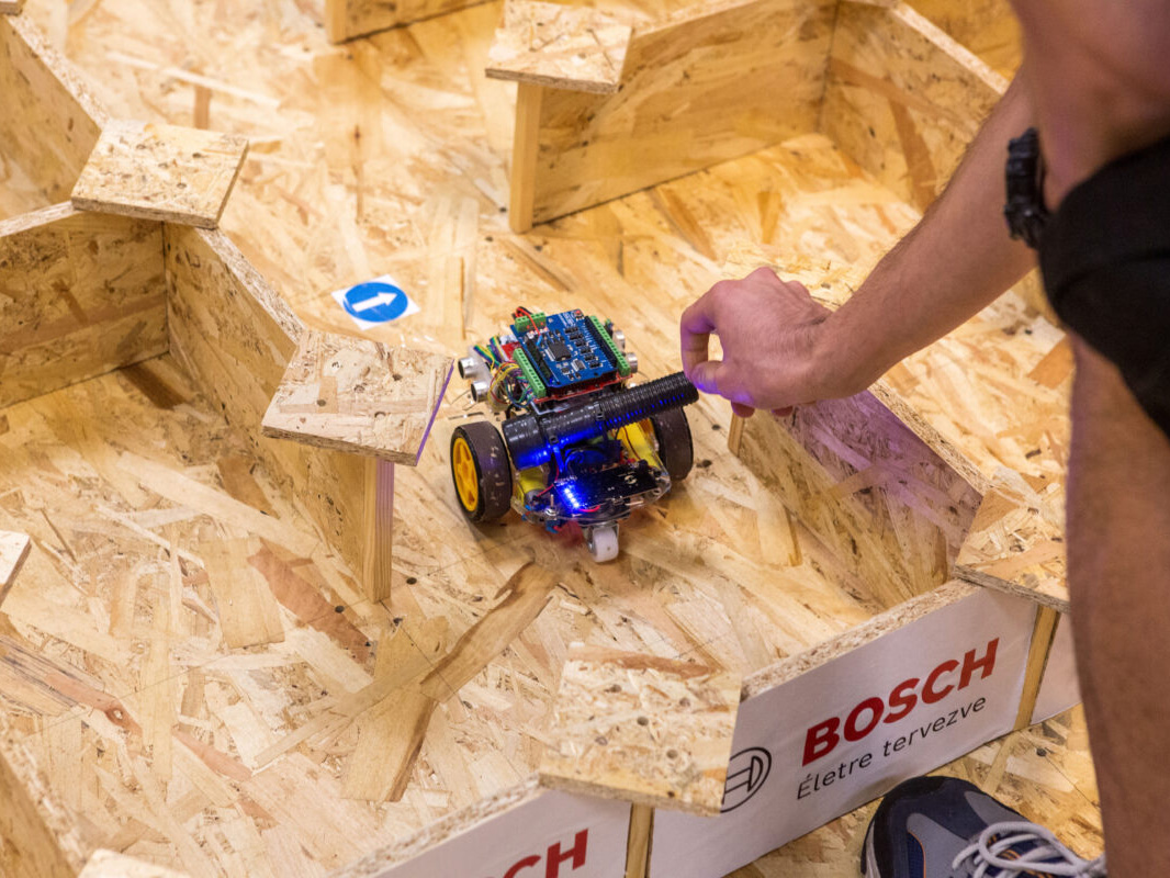 Nagyon jól szerepeltek Bánkis hallgatóink az Egyetem és a Bosch közös labirintusversenyén